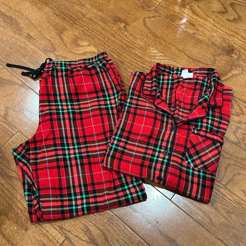 Wondershop women’s Red Plaid Pajama Set - Picture 2 of 7